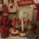 Die lustig aussehenden Nissen sind dänische Weihnachtsfiguren, die Glück ins Haus bringen sollen. Sie gehören genauso wie schöne Kerzen mit Kerzenhaltern sowie die typisch dänischen "Tillykke" Schilder in eine weihnachtlich geschmückte Wohnung.