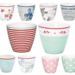 Wir haben eine Riesenauswahl an Latte Cups von Greengate. 1. Reihe: STWlatcam0106, STWlatcam2806, STWlatedi8306, STWlatgra06; 2. Reihe: STWlatjul1006, STWlatsan3306; 3. Reihe: STWlatjul2506, STWlatmal0106, STWlatnao1506, STWlatnao3306