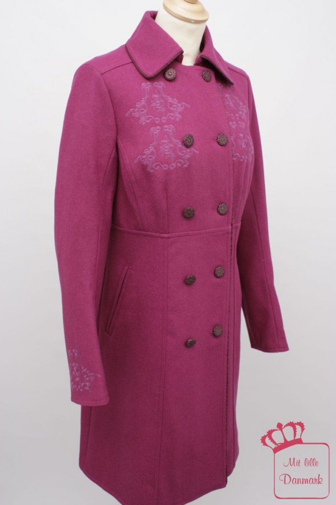 Der Mantel "Wool Coat" (1-1184-1) aus der Kollektion Herbst 2012 ist in der Farbe light-burgundy erhältlich. Der Originalpreis: 239,95€.