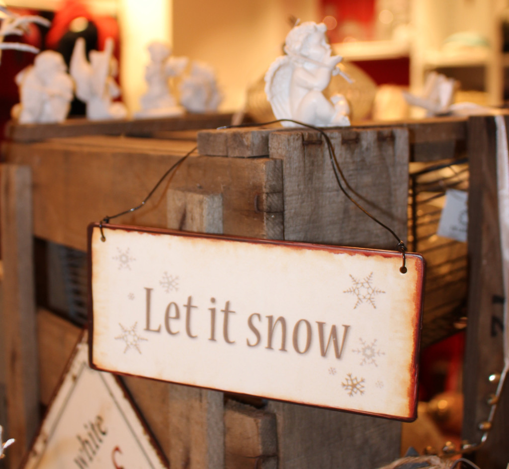 Schild "Let it snow" von Ib Laursen und Engel von Chic Antique